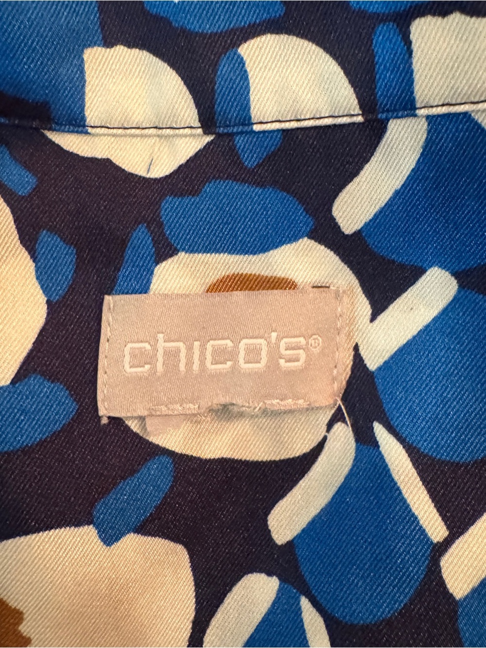 Chico’s Blue Geometric Leopard Print Blouse Size 1 Medium - Picture 4 of 5